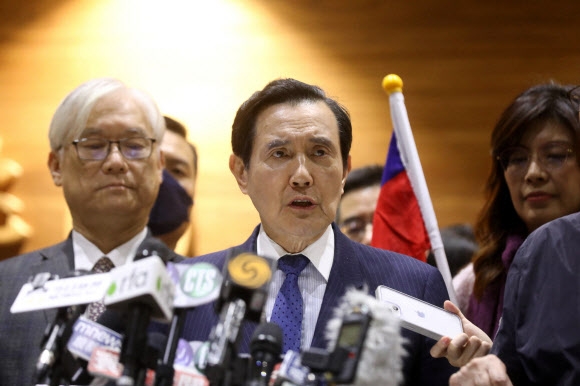 중국 방문에 나섰던 마잉주 전 대만 총통이 지난 7일 대만 타오위안 국제공항에 도착해 집권 민진당의 중국 정책을 비판하는 기자회견을 하고 있다. 타이베이 로이터 연합뉴스