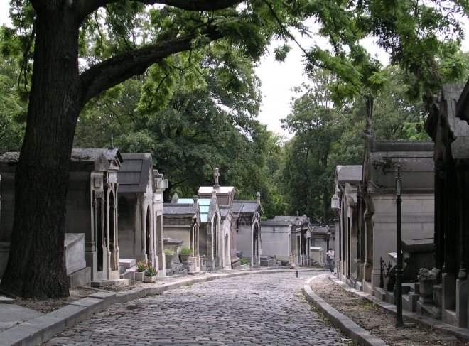 프랑스 파리 북쪽에 있는 페르 라세즈 공동묘지에는 쇼팽, 에디트 피아프, 오스카 와일드, 짐 모리슨 등 세계가 추앙하는 명사들과 시민들이 잠들어 있다. 묘지 자체가 거대한 문화박물관으로 인식되며 매년 수백만명이 방문한다.  위키피디아 제공