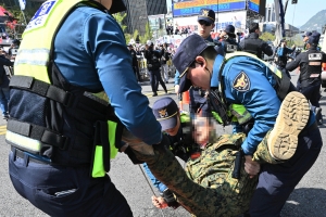 “왜 예배 방해해 XX야” 막말이 난무한 부활절 집회