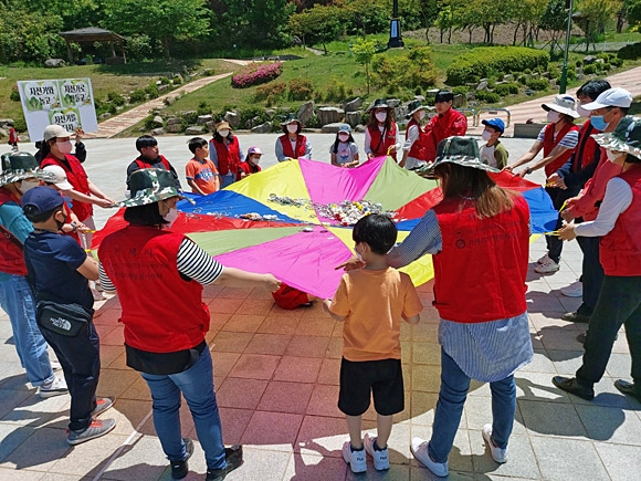 경남 거제시에서 진행된 ‘안녕! 초록 자전거길-함께 만들어가는 자전거 타기 좋은 마을 프로젝트’ 활동 모습. 한국중앙자원봉사센터 제공