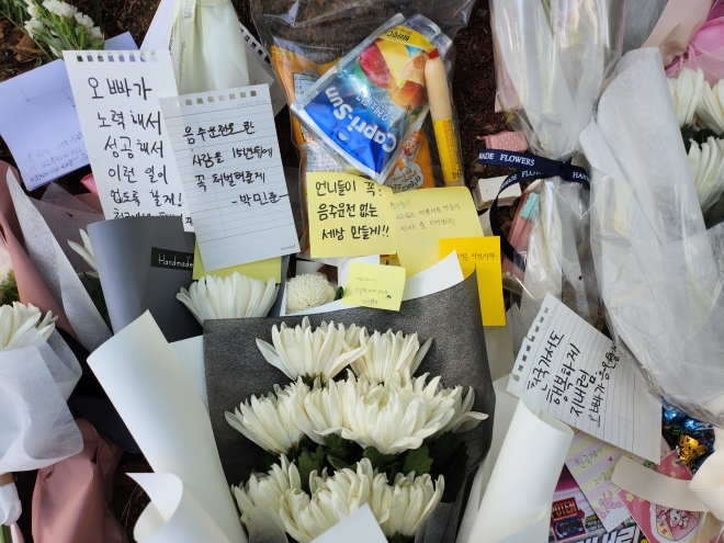 배승아양 등이 사고를 당한 곳에 시민들이 꽃과 편지 등을 가져다 놓았다.