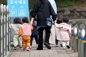 ‘4세 고시’ 이어 0세도 오감 교육…낮아지는 사교육 연령