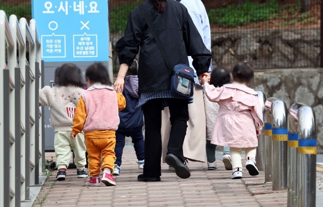교육부가 제3차 유아교육발전 기본계획 및 제1차 한부모가족정책 기본계획을 발표한 10일 오전 서울 시내의 한 유치원 인근에서 어린이들이 산책을 하고 있다. 연합뉴스