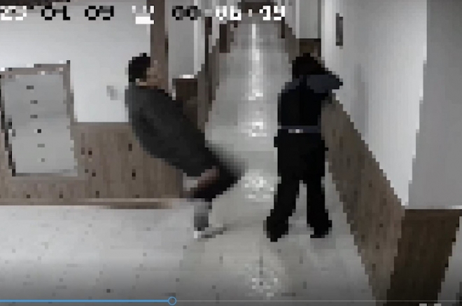 불법체류자 중국인 30대 남성이 여성의 집을 찾아가 발로 차며 폭행하고 있는 모습이 폐쇄회로(CC)TV에 찍혔다. 제주서부경찰서 제공 영상 캡처