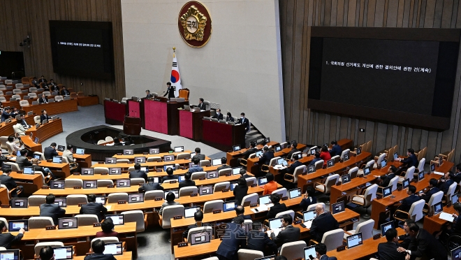 제1차 국회의원 선거제도 개선에 관한 결의안 심사를 위한 전원위원회가 10일 국회 본회의장에서 열리고 있다. 2003년 이라크전쟁 파병 동의안 논의 이후 20년 만에 열린 전원위는 오는 13일까지 나흘간 집중토론을 거쳐 선거제 개편 합의안을 도출할 계획이다. 오장환 기자