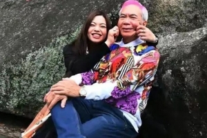 에르메스 가방에 현금 꽉꽉…‘36살 연하’ 여친이 받은 선물