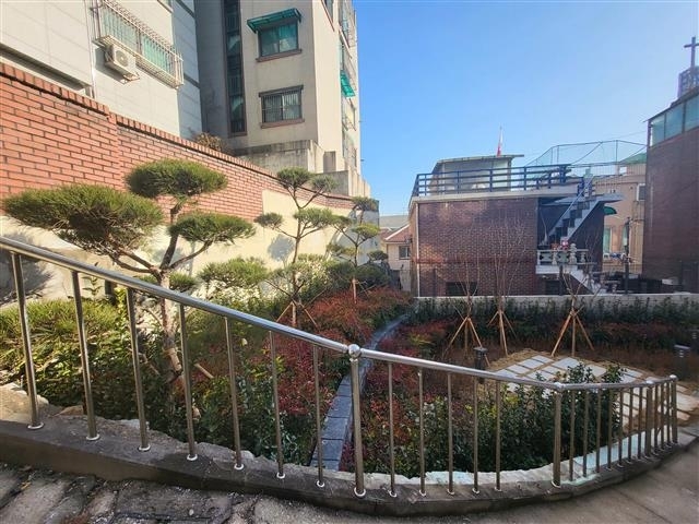 서울 강북구 미아동에 있던 빈집이 철거돼 생활 정원으로 재탄생한 모습. 강북구 제공