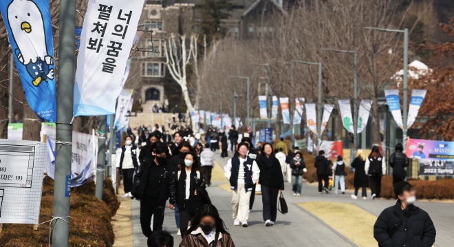 대부분 대학교가 개강을 마친 지난달 3일 대학가 주변이 학생들로 붐비는 모습. 연합뉴스