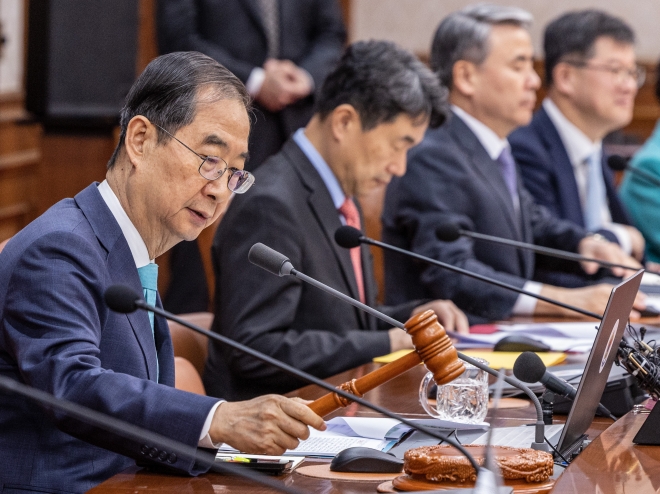 한덕수 국무총리가 11일 오전 정부서울청사에서 열린 국무회의에서 의사봉을 두드리고 있다.  연합뉴스