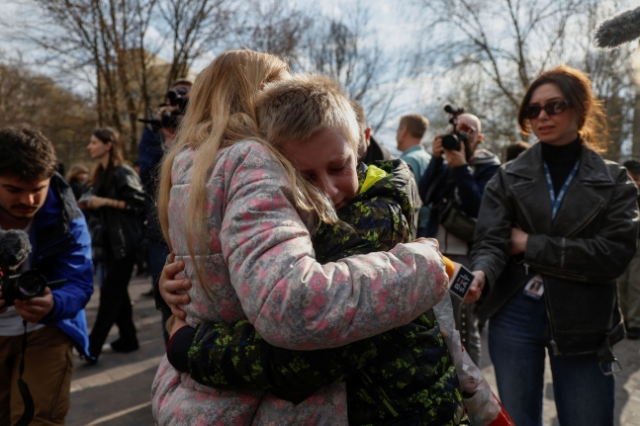 우크라이나 부모와 아이들이 재회하고 있다. 로이터 연합뉴스
