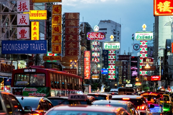 중국이 코로나19 방역과 해외여행 규제를 완화하며 중국인들의 해외여행 수요가 급증한 가운데 가장 인기 있는 해외 여행지는 태국으로 조사됐다고 중국 온라인 여행사 씨트립이 최근 밝혔다. 사진은 지난 1월 6일 촬영된 태국 방콕의 차이나타운의 교통체증 모습. 2023.4.3 로이터 연합뉴스