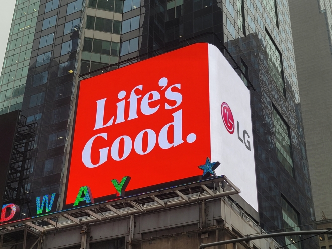새롭게 단장한 LG전자 브랜드 슬로건 영상이 미국 뉴욕 타임스스퀘어 전광판에서 상영되고 있다. LG전자 제공