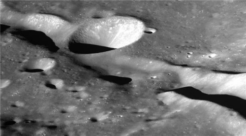 다누리가 찍은 달 뒷면 슈뢰딩거 계곡의 모습. 슈뢰딩거 계곡은 슈뢰딩거 크레이터 주변에 형성된 길이 320㎞, 폭 8~10㎞의 계곡이다. 과학기술정보통신부 제공