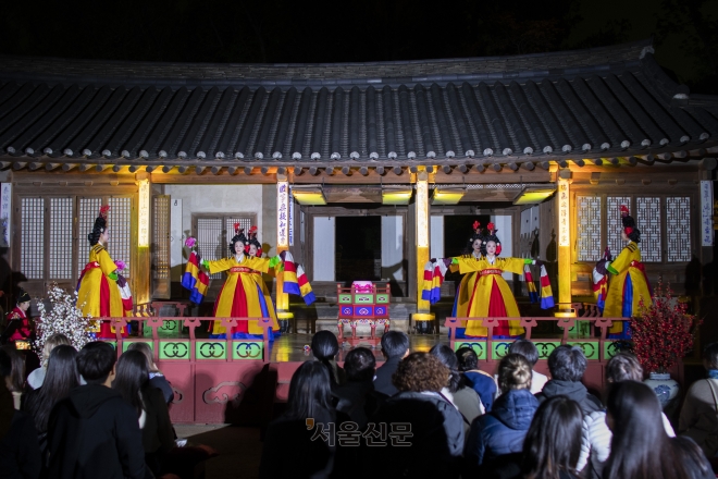 한국의집 예술단이 올해 달빛기행에 새로 추가된 보상무를 선보이고 있다.