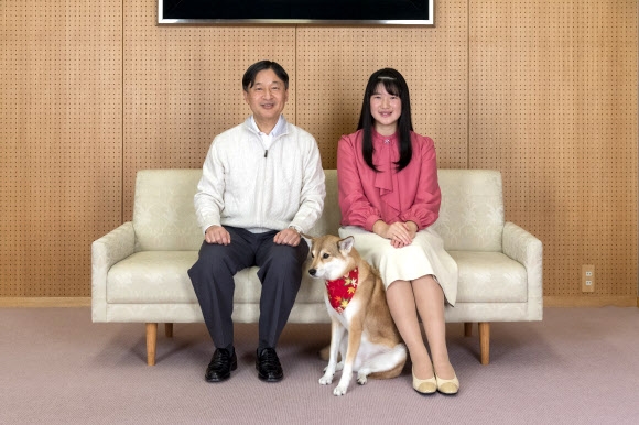 아이코 일본 공주가 도쿄 왕궁에서 아버지 나루히토 일왕과 함께 기념촬영을 하고 있다. AP 연합뉴스