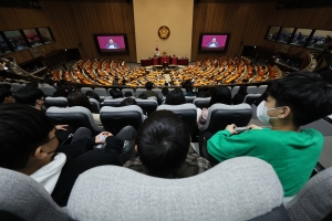 국회 기자 3명 중 2명 “비례대표 확대 찬성”…10명 중 6명은 “중대선거구제 선호”