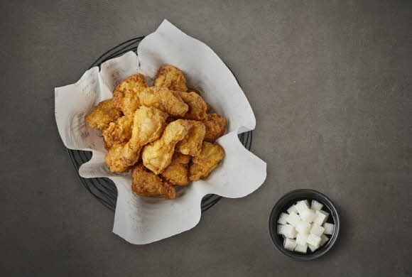 국내산 아카시아 벌꿀을 사용한 소스로 단짠 맛을 낸 ‘허니콤보’. 교촌치킨 제공