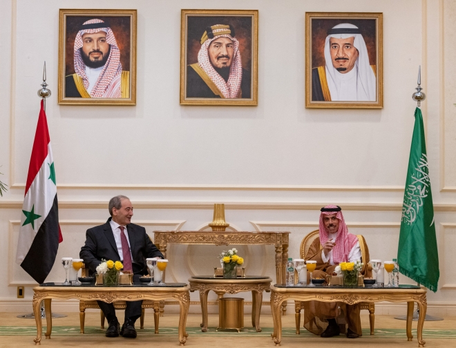 파이살 빈 파르한 알사우드(오른쪽) 사우디아라비아 외교장관이 12일(현지시간) 사우디 제다에서 파이잘 메크다드 시리아 외무장관과 만나 외교관계 회복에 합의하고 있다. 제다 로이터 연합뉴스