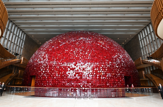 튀르키예 이스탄불의 아타튀르크 문화센터 내 ‘크르므즈 큐레’. 우리말로 ‘붉은 구’란 뜻의 이 건축물은 메인 홀 겸 오페라 하우스다. 1만 5000여장의 타일을 이어 붙였다.