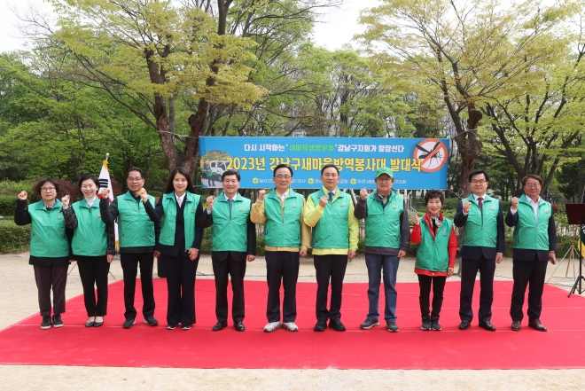 새마을방역대 임원들과 단체사진 김형재 의원(가운데)