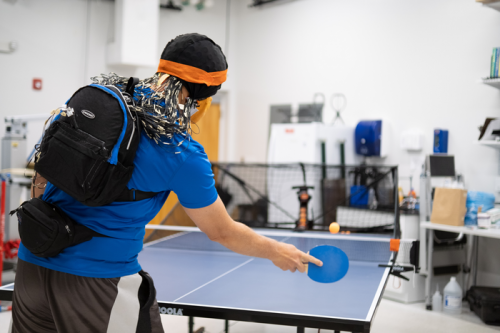 뇌 측정 장비를 장착하고 탁구선수가 기계와 탁구 경기를 하는 모습. 과학자들에 따르면 사람과 경기할 때와 기계와 경기할 때 선수의 뇌 활동은 다르다. 기계와 경기할 때 집중력과 주의력이 더 높아진다는 것이다.  미국 플로리다대 제공
