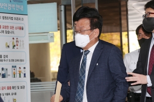 ‘백현동 특혜 의혹’ 김인섭 구속영장 심사 출석…묵묵부답