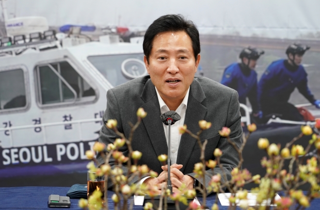 한강경찰단 대원들과 대화하는 오세훈 시장