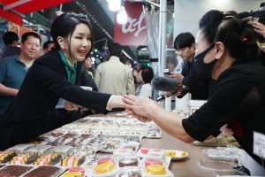 [서울포토] 전통시장 상인과 인사하는 김건희 여사