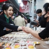 [서울포토] 전통시장 상인과 인사하는 김건희 여사