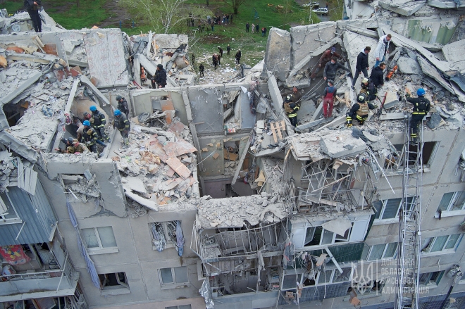 14일(현지시간) 러시아군 포격으로 파괴된 우크라이나 도네츠크주 슬로뱐스크 아파트에서 비상서비스부 직원들이 구조작업을 벌이고 있다. 2023.4.14 도네츠크주 행정부