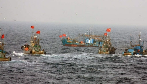 해경이 경비정과 헬기 등을 동원해 단속에 나서자 불법 조업 중인 중국어선들이 달아나고 있다. 연합뉴스