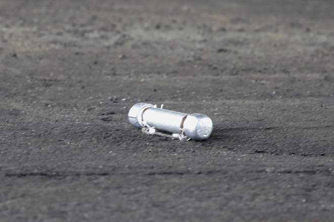 지난 15일 용의자 기무라 류지가 기시다 후미오 일본 총리에게 던진 은색 통은 발화장치를 넣은 ‘쇠파이프 폭탄’일 가능성이 큰 것으로 알려졌다. 와카야마 AP 연합뉴스