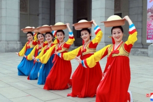 [포토] 북한 주민들, 김일성생일 111주년 맞아 경축분위기