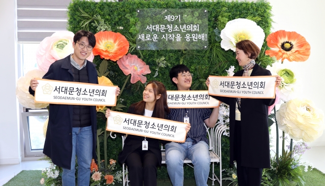 서울 서대문구의회가 운영하는 ‘9기 서대문청소년의회’ 개원식이 진행된 지난 8일 주이삭(왼쪽 첫 번째) 서대문구의원과 이경선(네 번째) 의원이 김수민(두 번째) 의장, 이재현(세 번째) 부의장과 기념 촬영을 하고 있다. 서대문구의회 제공