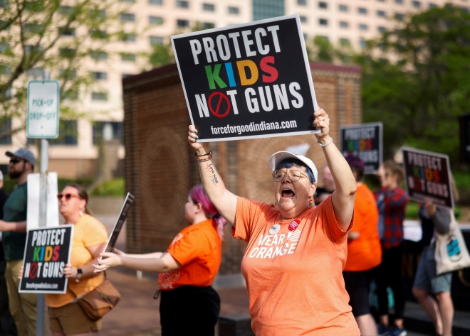 전미총기협회(NRA) 연례 행사를 반대하는 시위대가 15일 미국 인디애나주 인디애나폴리스 컨벤션센터 밖에서 총기 사용을 규탄하는 피켓을 들고 있다. 로이터 연합뉴스