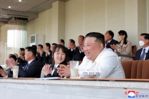 北 김정은, 태양절에 금수산궁전참배 대신 딸과 축구경기 관람