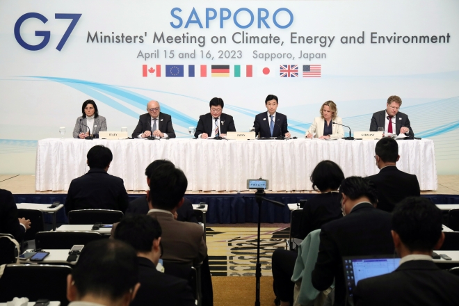 16일 삿포로에서 열린 주요 7개국(G7) 회의 기후·에너지·환경 장관 회의 기자회견장 모습. 이날 슈테피 렘케 독일 환경부 장관(오른쪽에서 두 번째)은 니시무라 야스토시 일본 경제산업상(오른쪽에서 세 번째)이 “오염수의 해양 방류를 포함한 폐로의 착실한 진전, 과학적 근거에 기반을 둔 일본의 투명성 있는 대응이 환영받았다 발언에 ”(일본의) 오염수 방류에 관해서는 환영한다고 할 수 없다“라고 정면 반박했다. 2023. 4. 16.  EPA 연합뉴스