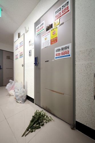 전세사기 피해 사망자 아파트 앞에 놓인 조화