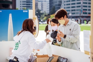 “쓰레기 주워 오면 선물 드려요”… 롯데백화점, 서울 명동서 ‘리얼스 마켓’ 진행