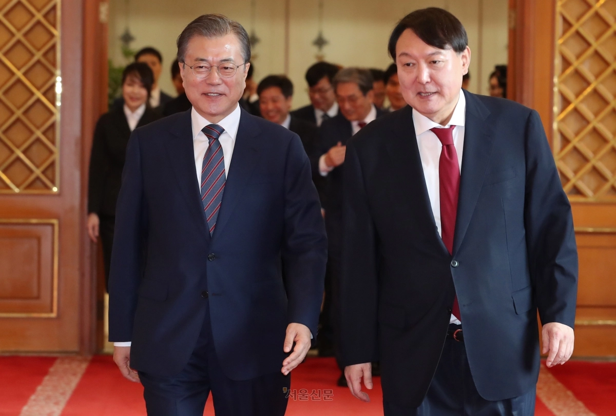문재인 대통령이 25일 오전 청와대 본관 충무실에서 윤석열 신임 검찰총장에게 임명장을 준 뒤 환담을 하러 인왕실로 이동하고 있다. 2019. 07.25. 도준석 전문기자