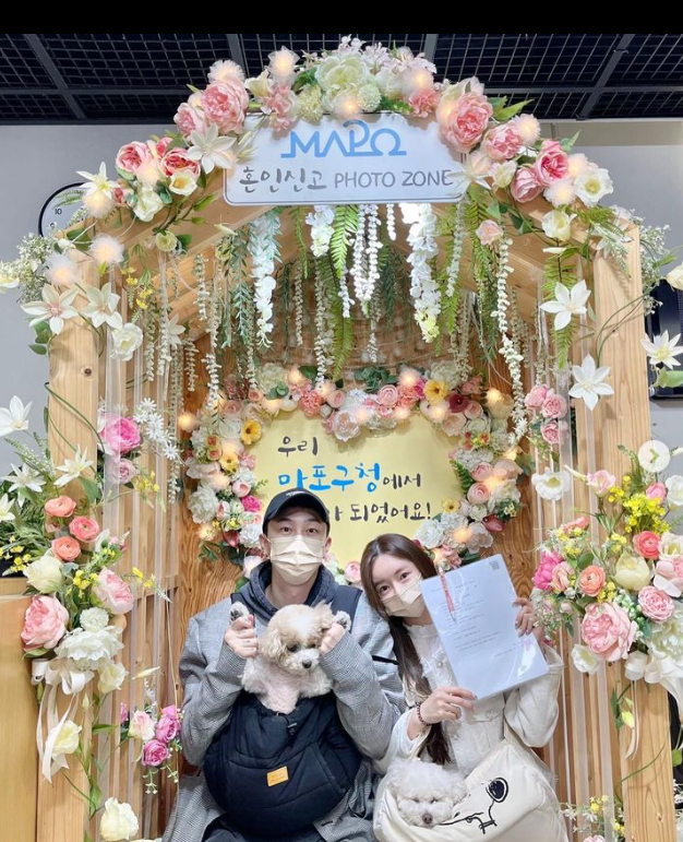 래퍼 슬리피는 자신의 인스타그램에 혼인신고 인증 사진을 게재했다. 슬리피 인스타그램