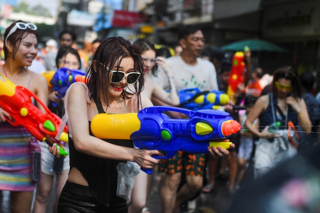 한 중국인 관광객이 13일 태국 방콕에서송끄란 연휴 동안 물총 싸움을 즐기고 있다. 2023.04.13 로이터 연합뉴스