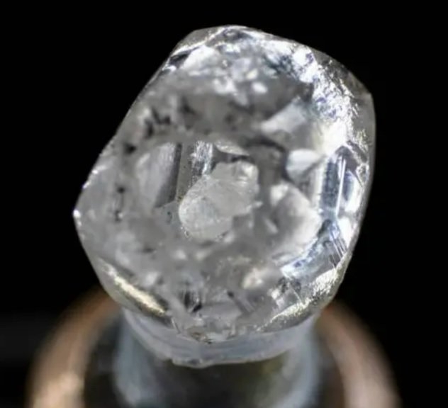 지난해 10월, 인도 수랏에 있는 다이아몬드 회사 VD글로벌은 다이아몬드 안에 다이아몬드가 들어 있는 이중 다이아몬드를 발견했다. 해당 다이아몬드는 ‘맥동하는 심장’이라는 이름이 붙었다. 인도 보석수출촉진위원회 트위터