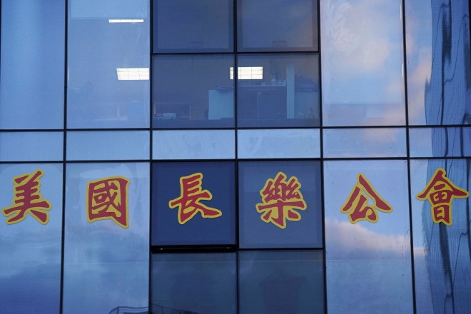 17일(현지시간) 중국 비밀경찰의 사무실로 활용된 미국 뉴욕 브로드웨이 107번가 차이나타운 로열이스트플라자 빌딩 4층 푸젠성 향우회 ‘미국창러공회’ 사무실 유리창 밖에 ‘미국창러공회’라고 중국어로 쓴 표식이 붙어 있다.  뉴욕 로이터 연합뉴스
