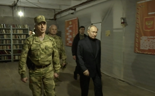 블라디미르 푸틴(오른쪽) 러시아 대통령이 우크라이나 점령지인 루한스크 지역 군부대를 방문한 사진을 18일 크렘린에서 공개했다. 루한스크 EPA 연합뉴스