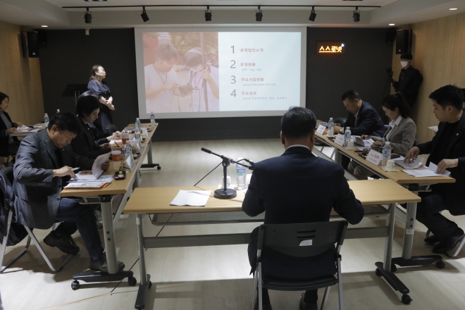 지난 18일 시립청소년미디어센터를 방문한 서울시의회 행정자치위원회(위원장 김원태)