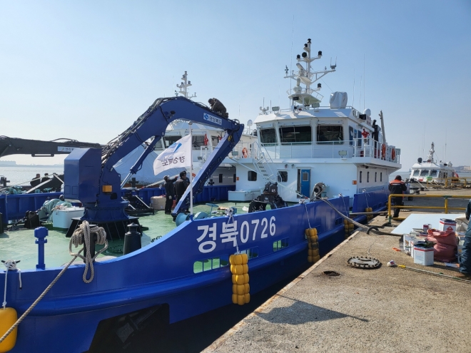 경북  동해안 해양쓰레기 정화운반선인 ‘경북 0726호’가 포항시 동빈내항에 묶여 있다.