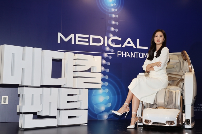 배우 김태희가 19일 오전 서울 강남구 도곡동 바디프랜드 본사에서 열린 바디프랜드 허리디스크 의료기기 ‘메디컬팬텀’ 출시행사에서 포즈를 취하고 있다. 2023.4.19 연합뉴스