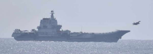 지난 9일 일본 오키나와 남쪽 300㎞ 지점에서 중국 항공모함 산둥함이 함재기 이륙 훈련을 하고 있다. 로이터 연합뉴스