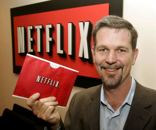 넷플릭스 설립자 리드 헤이스팅스가 2004년 12월 10일 미 캘리포니아주 비벌리힐스에 있는 그의 사무실에서 넷플릭스의 빨간 봉투를 들고 있다. 로이터 연합뉴스